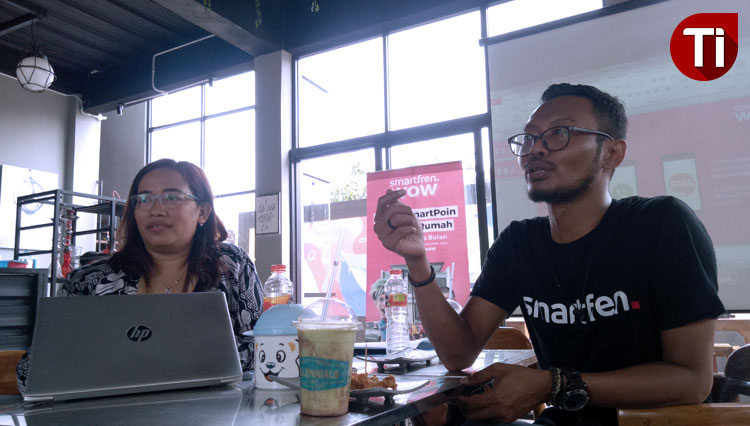 Regional Brand Activition Manajer Smartfren, Ales Shella Hadysara menjelaskan program loyalty prlanggan SmartPoin 2.0. (FOTO: Doni Heriyanto/TIMES Indonesia)
