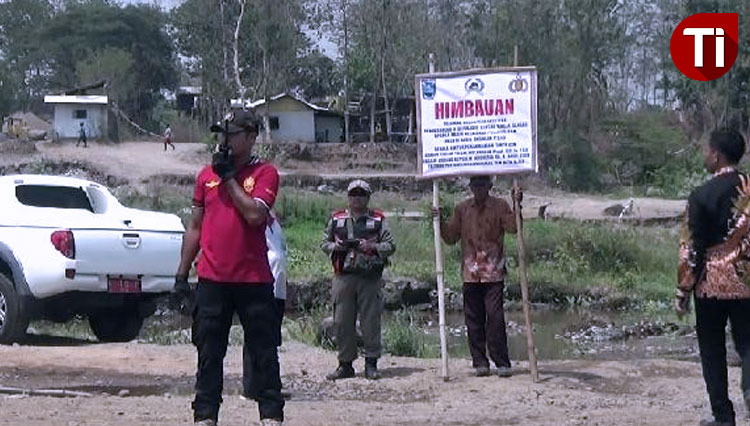 Penutupan tambang manual di sungai Pancar Glagas Desa Pakuniran, Kecamatan Pakuniran, Kabupaten Probolinggo. (FOTO: Dicko W/TIMES Indonesia)