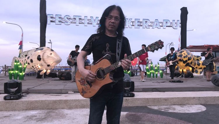Gitaris one finger pencipta gitar gadget Doddy Hernanto alias Mr D yang juga Direktur Gawainesia TIMES Indonesia. (Foto: Istimewa)