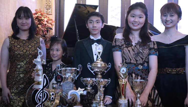 Empat pianis muda berbakat anak didik Sienny Musik Studio Surabaya, meraih prestasi membanggakan tingkat dunia di Amerika Serikat. Mereka juga dijadwalkan tampil di hadapan Konjen RI di New York City pada pertengahan Desember mendatang, Jumat (29/1