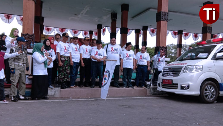 Yoyok Mulyadi, Wakil Bupati Situbondo saat memberangkatkan peserta aksi damai Peringatan Hari AIDS di Alun-Alun Situbondo (Foto: Fawaid Aziz/TIMES Indonesia)