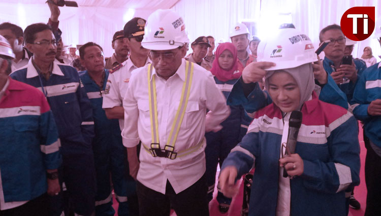 Menteri Perhubungan RI, Ir. Budi Karya Sumadi saat meninjau Kilang Tuban GGR didampingi Dirut Pertamina Nicke Widyawati, Sabtu (30/11/2019). (Foto: Safuwan/TIMES Indonesia)