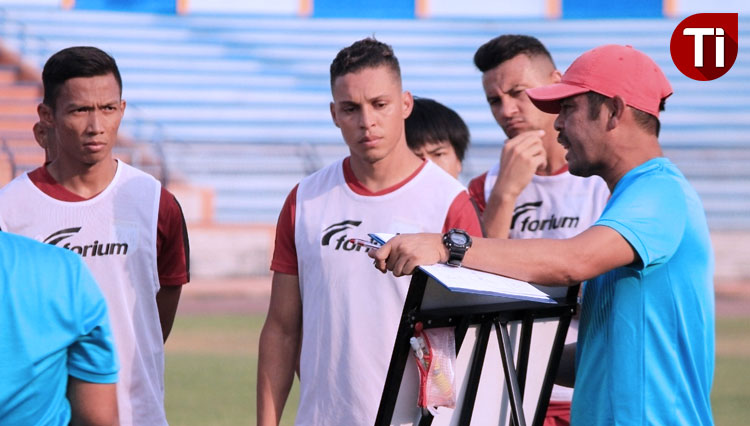 Pelatih Persela, Nil Maizar (topi merah) memberikan arahan kepada para pemain. (FOTO: MFA Rohmatillah/ TIMES Indonesia)