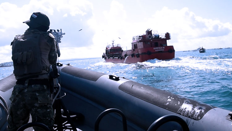 Pasukan Koarmada III menyerang kapal musuh dalam simulasi dan latihan penyerangan di Sorong. (foto: koarmada III for TIMES indonesia)
