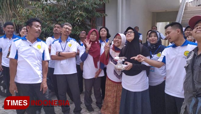 Praktek mengoperasionalkan drone. (FOTO: AJP TIMES Indonesia)