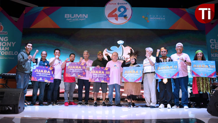 Direktur Utama Pupuk Kaltim, Bakir Pasaman menyerahkan hadiah kepada pemenang (Foto: Kusnadi/Fauzi Humas PKT For TIMES Indonesia)