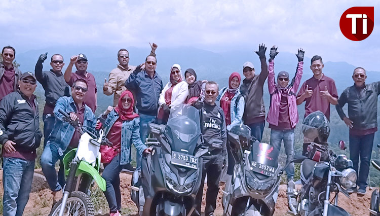 Komunitas Motor Ponorogo Touring Division di atas puncak gunung Wilis. (foto: Marhaban/TIMES Indonesia)
