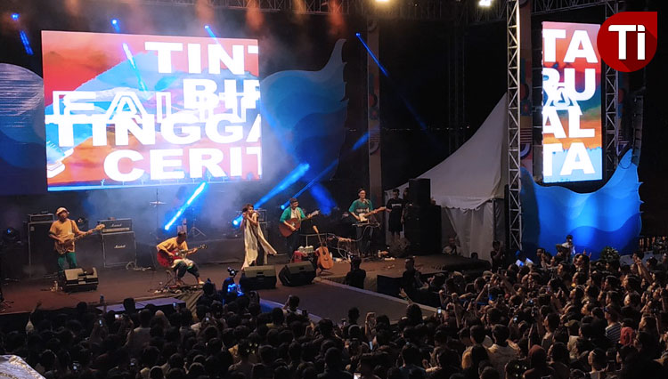 Penampilan grup band Indie Fourtwnty memeriahkan puncak acaraEpic 15th Anniversary Discovery Shopping Mall Bali.(foto: Imadudin M/TIMES Indonesia)