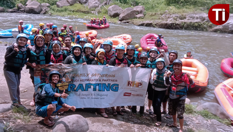 Rudi Hermanto and Partner dan TIMES Indonesia Regional Yogyakarta ketika Rafting di Sungai Elo Magelang, Jawa Tengah, Sabtu (30/11/2019). (FOTO: Ahmad Tulung/TIMES Indonesia)