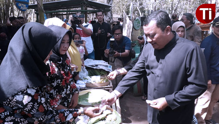 Wakil Wali Kota Probolinggo menikmati jajanan kuno di Pasar Barungan, Probolinggo (foto: Iqbal/TIMES Indonesia)