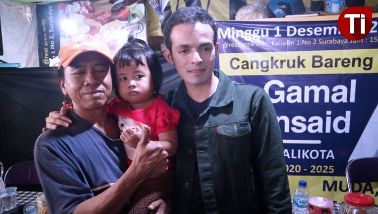 dr Gamal Albinsaid bersama salah satu warga dalam acara Cangkruk Bareng di Kawasan Kaliasin Pompa, Surabaya. Nama Gamal belakangan digadang meramaikan bursa Pilwali Surabaya 2020, Minggu (1/12/2019).(Foto : Lely Yuana/TIMES Indonesia)