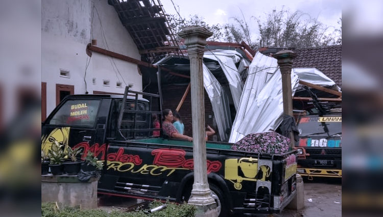 Kondisi rumah yang rusak akibat bencana angin puting beliung. (foto: PMI Kabupaten Malang for TIMES Indonesia)