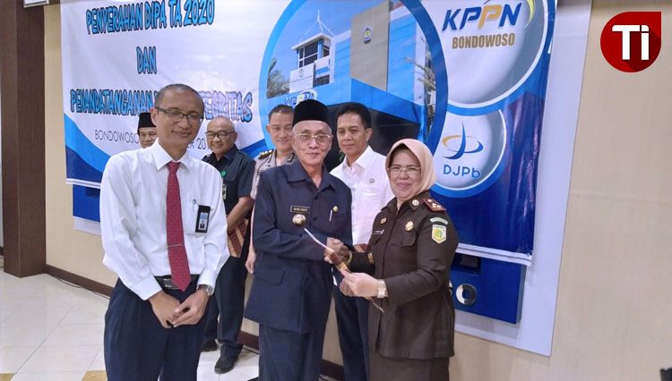 Bupati Bondowoso KH Salwa Arifin saat menerima DIPA Tahun 2020 di kantor KPPN setempat (FOTO: Moh Bahri/TIMES Indonesia). 