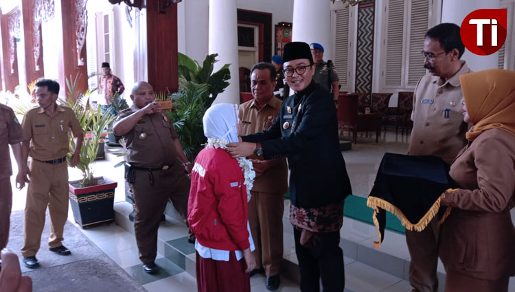 Anindita Sayla Safira saat tiba di Gedung Peringgitan Mandhapa Aghung Ronggosukowati Pamekasan dan disambut langsung oleh Bupati Pamekasan, Baddrut Tamam. (Foto: Akhmad Syafi'i/TIMES Indonesia)