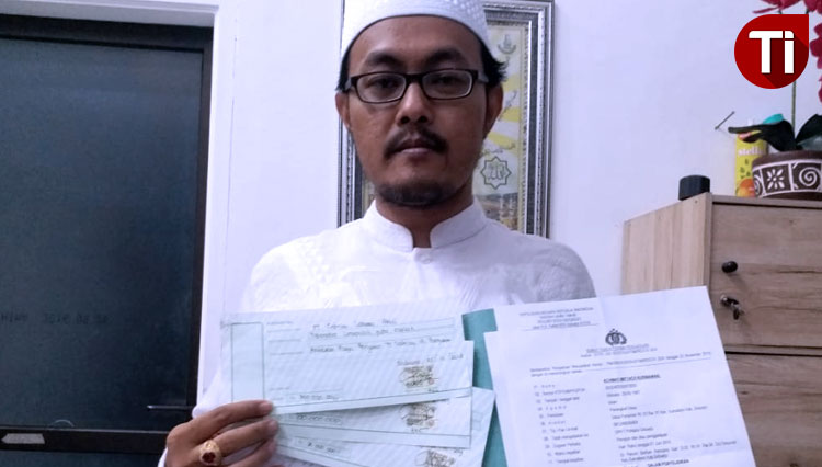 Direktur PT Sabrina Laksana Abadi H. Achmad Miftach Kurniawan (H. Wawan) penunjukkan bukti dokumen pengurusan perumahanya yang di lakukan Notaris.  (FOTO: Rudy/TIMES Indonesia)