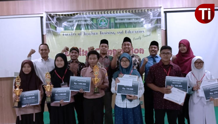 Para pemenang berfoto bersama pasca pelaksanaan English Competition di ruang auditorium Unisla Minggu (1/12/2019). (Foto: Rif'atul Machmudah/AJP TIMES Indonesia)