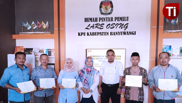 Pemberian penghargaan kepada penyelenggara pemilu 2019 tingkat Kecamatan dan Desa oleh KPU Banyuwangi. (Foto: Agung Sedana/TIMES Indonesia)