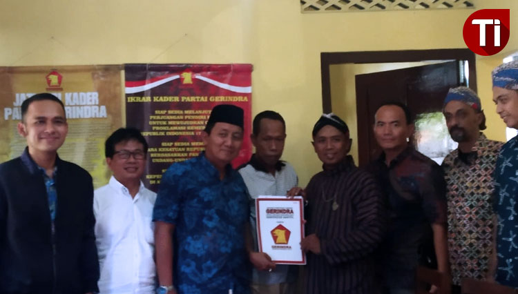Ketua DPC Partai Demokrat Bantul, Nur Rahmat JP (busana Jawa) diterima Sekretaris DPC Partai Gerindara Bantu, Darwin ketika mendaftar sebagai balon wakil bupati Bantul. (FOTO: Totok Hidayat/TIMES Indonesia)