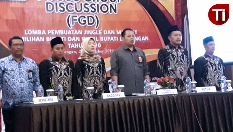 Ketua KPU Lamongan, Mahrus Ali (kedua dari kanan) bersama komisioner KPU Lamongan. (FOTO: Istimewa)