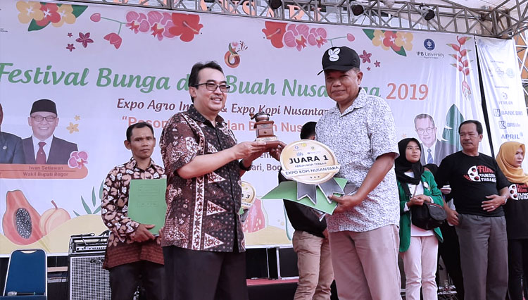 Petani Kopi Bondowoso, Suyitno (pakai topi) saat menerima penghargaan pada lomba kebun terbaik tingkat Jawa-Sumatera (FOTO: Istimewa)
