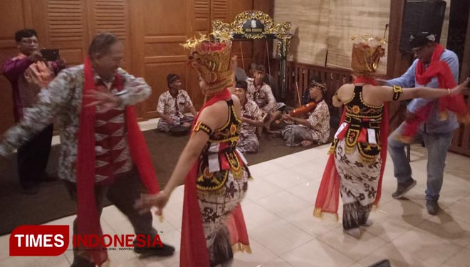 Sekretaris Dinas P3AP2KB turut menari. (FOTO: AJP TIMES Indonesia)