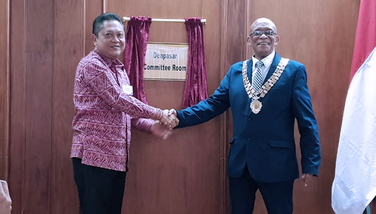 The Mayor of Denpasar IB Rai Dharmawijaya Mantra and The Mayor of Mossel Bay, Alderman Harry Levendal. (Picture by: PR Department of Denpasar)