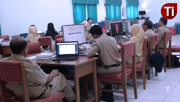 Pegawai BKD Kota Madiun sedang melakukan verifikasi berkas pelamar CPNS. (Foto : Ito Wahyu U/TIMES Indonesia)