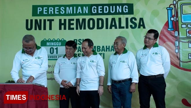 Bupati Bantul Suharsono menandatangani prasasti Gedung Unit Hemodialisa/fasilitas cuci darah RSUD Panembahan Senopati, Minggu (1/12/2019). (FOTO: Helmi Jamharis/TIMES Indonesia