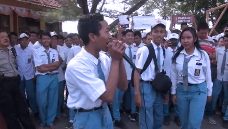 Ratusan siswa SMKN 1 Trowulan, Kabupaten Mojokerto saat melakukan unjukrasa. (FOTO: Inwes.com)