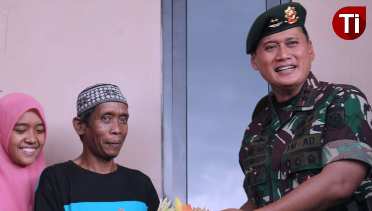 Panglima Divisi Infanteri 2 Kostrad, Mayor Jenderal TNI Tri Yuniarto, S.A.P., M.Si., M.Tr.(Han) serahkan kunci rumah kepada M Khozin hari ini (2/12/2019) (foto: Widya Amalia/TIMES Indonesia)