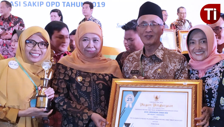 Bupati Bondowoso KH Salwa Arifin saat menerima penghargaan dari Gubernur Jawa Timur Khofifah Indar Parawansa (FOTO: Kabag Humas for TIMES Indonesia). 