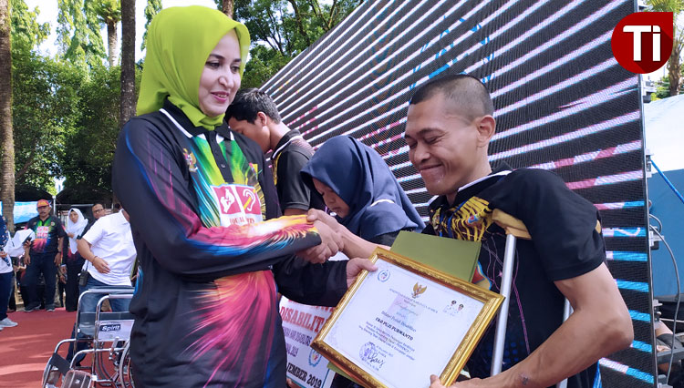 Bupati Jember dr Faida menyerahkan piagam penghargaan kepada difabel berprestasi di peringatan Hari Disabilitas Internasional (HDI) di Jember, Selasa (3/2/2019). (Foto: Dody Bayu Prasetyo/TIMES INDONESIA)
