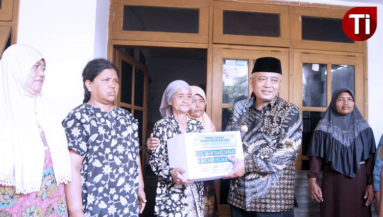 Bupati Malang, Drs HM Sanusi MM saat memberikan bantuan kepada korban Bencana. (Foto: Binar Gumilang/TIMES Indonesia)