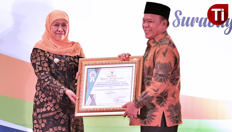 Bupati Lamongan, Fadeli (kanan) menerima penfghargaan dari Gubernur Jawa Timur, Khofifah Indar Parawansa, Selasa (3/12/2019). (FOTO: Humas Pemkab Lamongan for TIMES Indonesia)