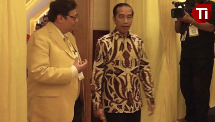 Presiden Jokowi didampingi Ketua Umum Partai Golkar Airlangga Hartanto memasuki ruangan Munas ke-10 Golkar di Hotel Ritz Carlton. (FOTO: Hasbullah/TIMES Indonesia)