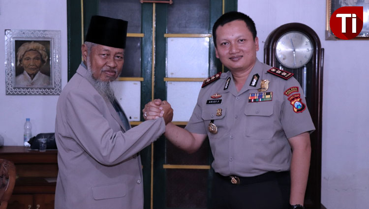 Kapolres Ponorogo AKBP Arief Fitrianto lakukan silaturahmi dengan ketua FKPSB Ponorogo. (foto:Marhaban/Times Indonesia)