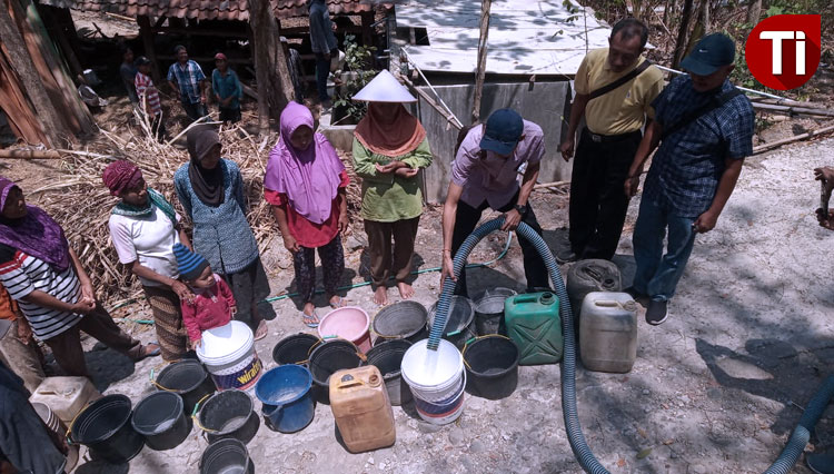 Kegiatan droping air bersih yang dilakukan oleh BPBD Bantul. (FOTO: Totok Hidayat/TIMES Indonesia)
