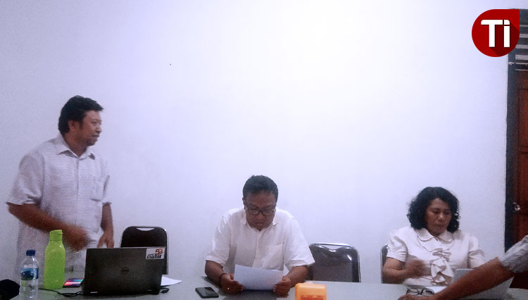 Ketua panitia ACSJ 2019 D. Elcid Li (berdiri) didampingi dua orang panitia lainnya pada saat konferensi pers. (Foto: Yohanis Tkikhau/TIMES Indonesia) 