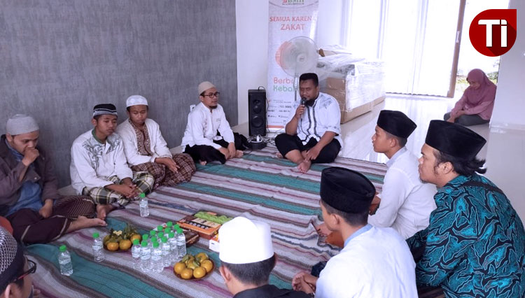 Ustadz Abdul Karim (Pegang Mik) Pimpin Khotmil Quran di Rumah Donatur Perum Grand Permata Jingga Malang, Jumat (29/11). (FOTO: AJP TIMES Indonesia)