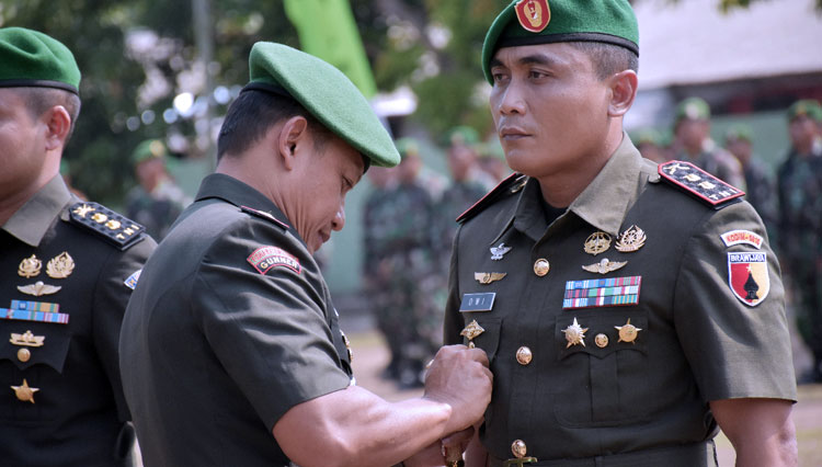Kolonel Ruly Chandrayadi, Danrem 082/CPYJ memimpin sertijab Dandim 0815/Mojokerto, Selasa (3/12/2019). (Foto: Istimewa)