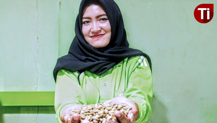 Proses seleksi kualitas biji kopi Robusta khas Perkebunan Kaliselogiri, Banyuwangi. (Foto: Agung Sedana/TIMES Indonesia)