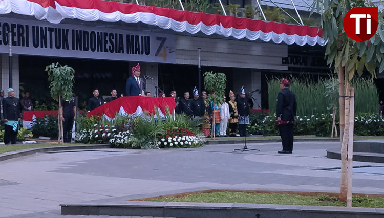 Menteri Koordinator Bidang Kemaritiman dan Investasi, Luhut B Pandjaitan saat memimpin hening cipta untuk 7 pahlawan PUPR (FOTO: Edi Junaidi Ds/TIMES Indonesia)