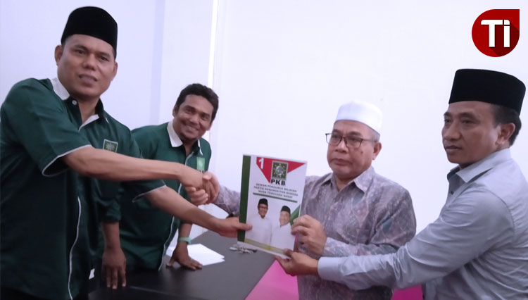 Pasangan Bakal Calon Kepala Daerah Kabupaten Sumbawa Barat (KSB) Nuryasin-Mustakim Fatawari saat mendaftar ke kantor DPW PKB NTB, Selasa (3/12/2019). (FOTO: Anugrah Dany/TIMES Indonesia)