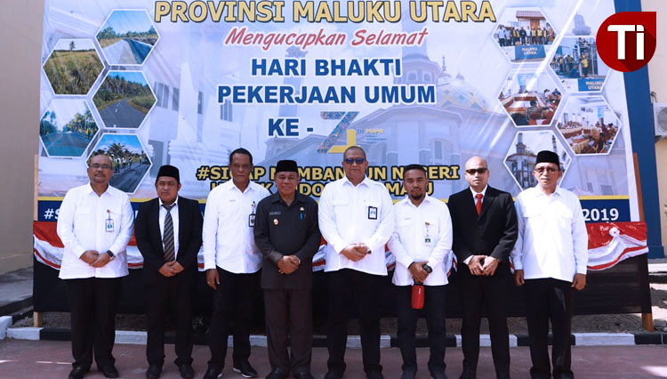 Foto bersama Wakil Gubernur M Al Yasin Ali (paling tengah) dengan Kadis PUPR (kedua dari kanan) dan Kepala Balai. (Foto: Wahyudi Yahya/TIMES Indonesia)