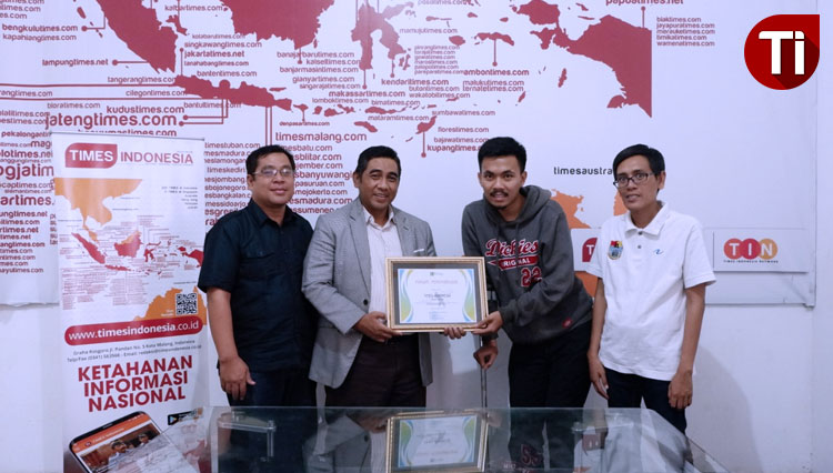 Rektor UNIRA Malang Hasan Abadi saat memberi penghargaan kepada perwakilan karyawan difabel TIMES Indonesia. (Foto: Tria Adha/TIMES Indonesia)