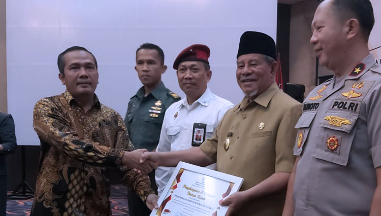 Penyerahan piagam penghargaan kepada Gubernur Abdul Gani Kasuba (Foto: Humas Pemprov Malut for TIMES Indonesia)