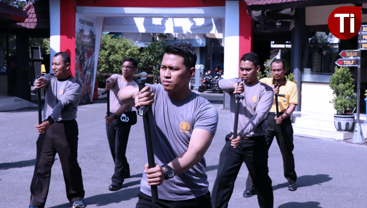 Anggota Polres Ponorogo lakukan latihan dengan tongkat. (Foto: Marhaban/TIMES Indonesia)