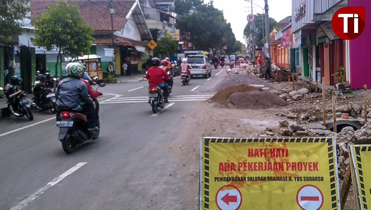 Material yang berserakan di kawasan Jalan Yos Sudarso, Magetan, Selasa (3/12/2019). (Foto: M Kilat Adinugroho/TIMES Indonesia)