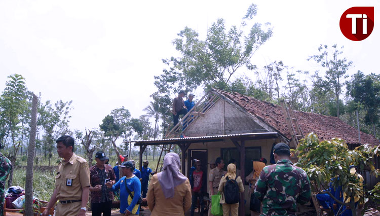 Relawan saat bergotong royong memperbaiki rumah rusak. (foto: Binar Gumilang/TIMES Indonesia)