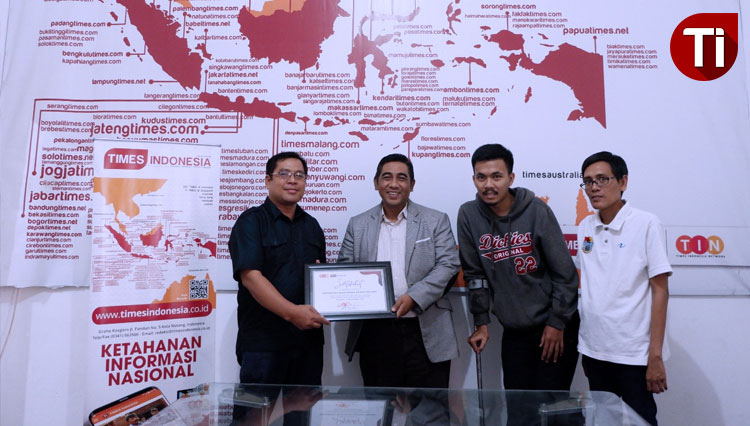 Rektor UNIRA Malang Hasan Abadi saat menerima penghargaan dari TIMES Indonesia. (Foto: Tria Adha/TIMES Indonesia)